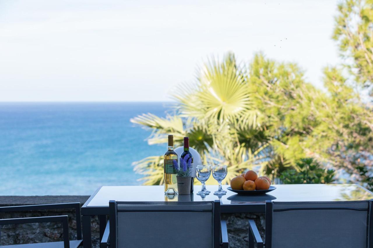 Pietra Di Mare Aparthotel Petres  Buitenkant foto
